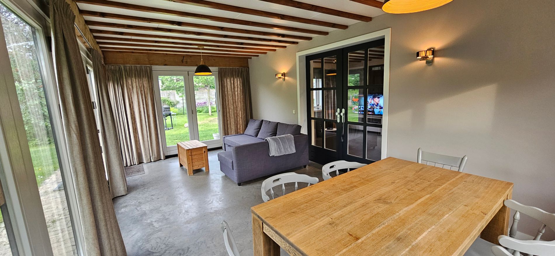 Ruime en lichte tuinkamer die ook dienst kan doen als tweede slaapkamer.