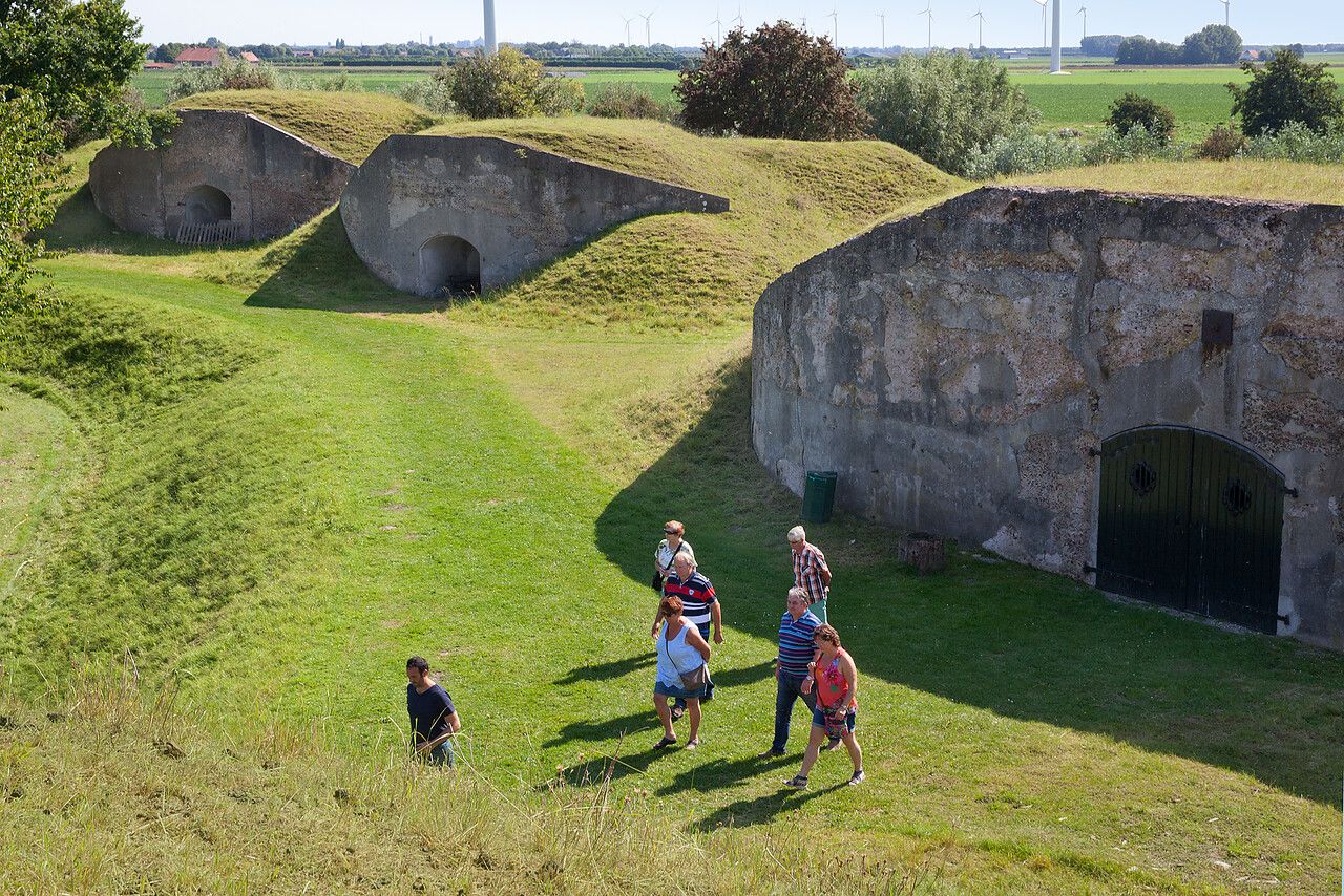 Een groep mensen die door Fort Sabina lopen