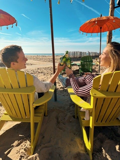 Foto van het proosten bij het Strandpaviljoen Paal 14