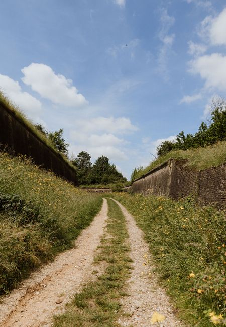 Frontenpark Maastricht wandelpad langs muren