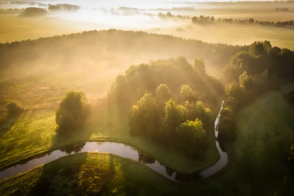 Luftaufnahme von Landschaft und dem mäandrierenden Oude Diep.