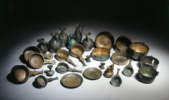 Compleet Romeins bronzen wijnservies te zien in Rijksmuseum van Oudheden