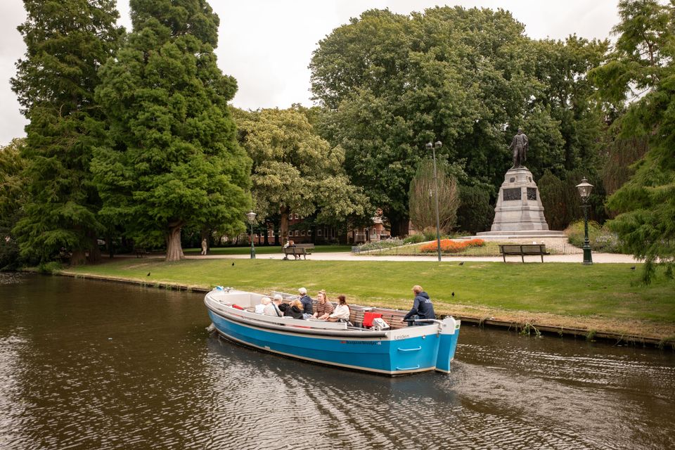 Elektrische rondvaartboot op de Leidse grachten