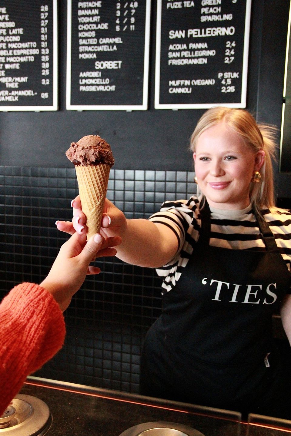Mitarbeiterin mit Eis bei 'TIES in Maastricht