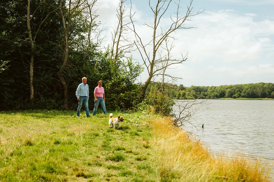 Echtpaar loopt samen met hond in losloopgebied Schelphoek op Schouwen-Duiveland