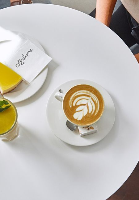 Cofeelovers Maastricht Tisch mit Kuchen und Kaffee