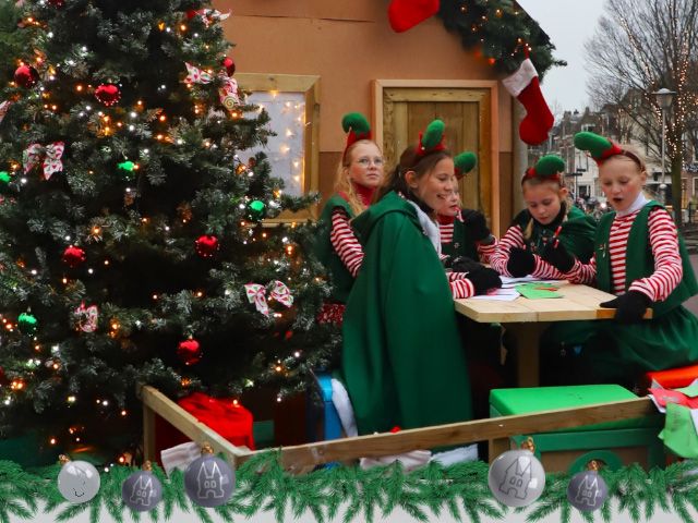 Kerstparade met kerstelfenwagen