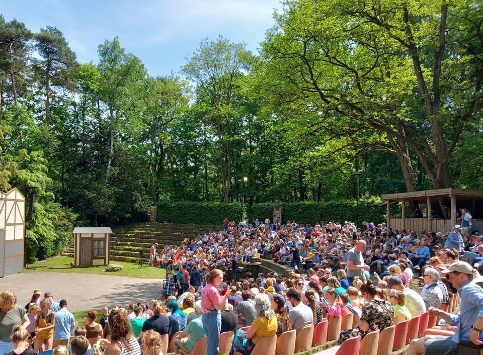 Bezoekers genieten van een openluchtvoorstelling in Natuurtheater Oisterwijk