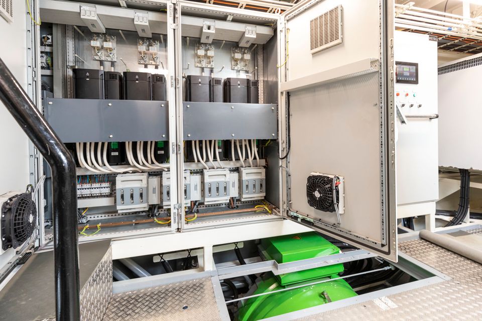 Een elektriciteitskast van een schip in Flevoland