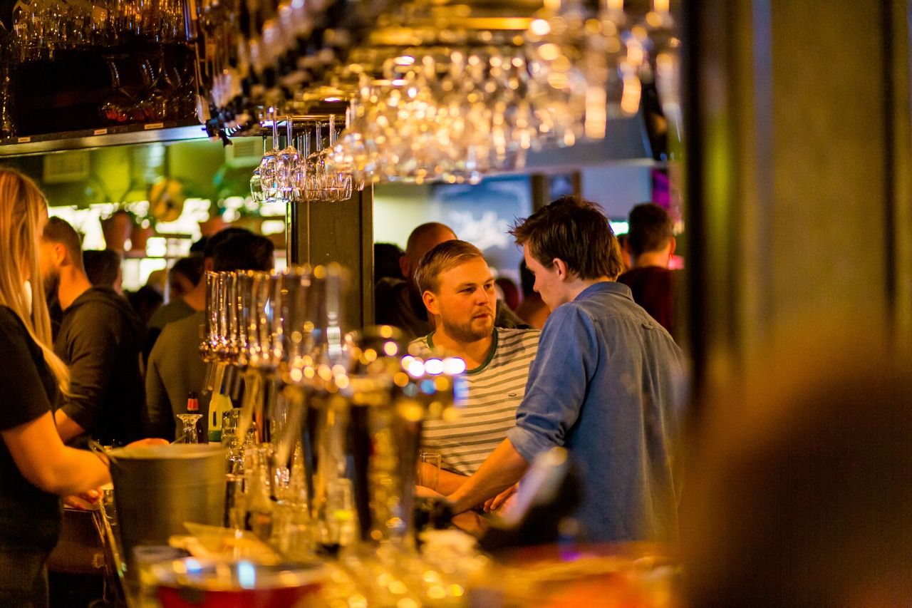 Aan de bar Gij&Ik in Gemert in Land van de Peel
