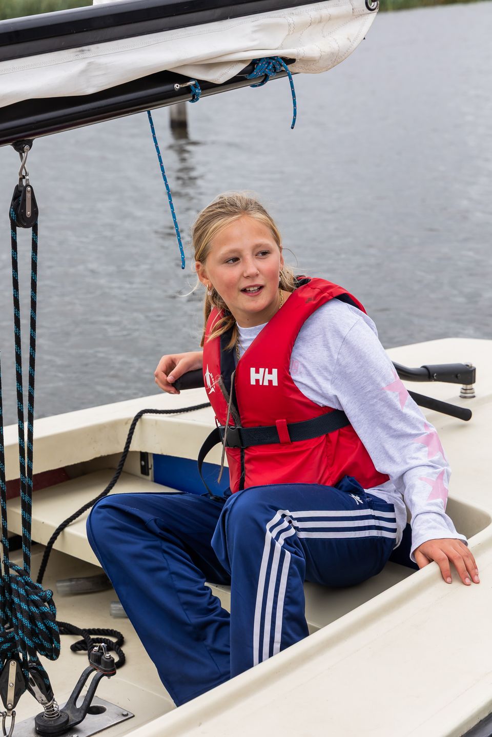 Zelf aan het roer in een valkje.