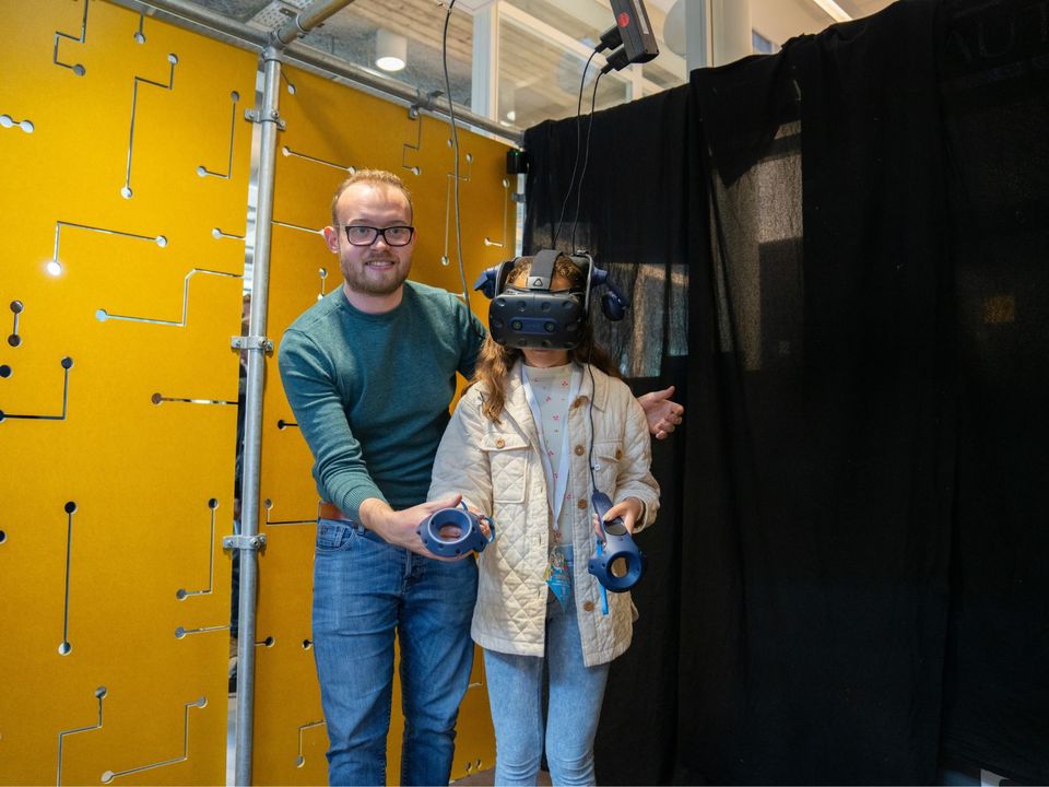 Meisje met een VR bril tijdens Science Day