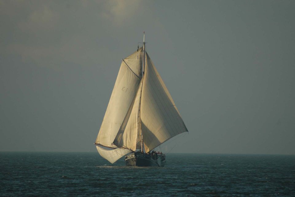 Foto van de strontrace in Workum, groot zeilboot op het water