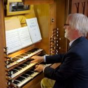 Een meneer die de orgel bespeelt