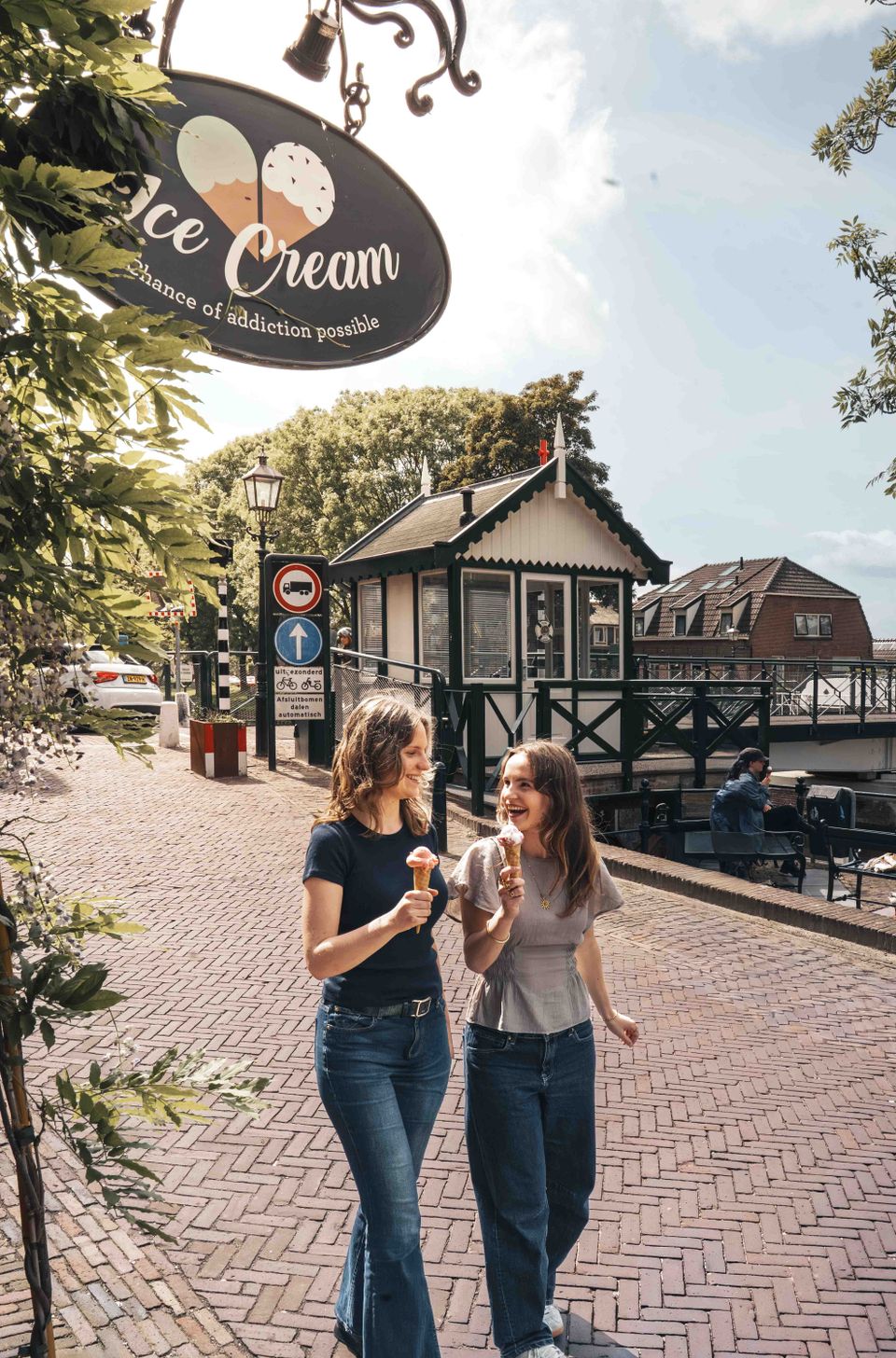 IJssalon Daan's Droomijs Montfoort, Groene Hart, bezoekers genieten van ambachtelijk ijs terwijl zij wandelen langs de historische ophaalbrug en de sfeervolle binnenstad.